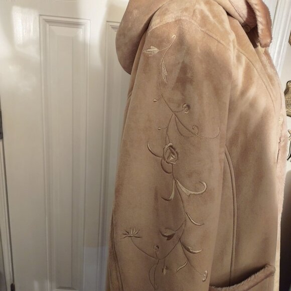 Maggie Barnes Womens Faux Shearling Coat With Hood & Embroidered Sleeves 3X - Picture 11 of 12